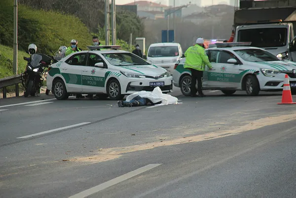 1609660334048.jpg TEM'de akılalmaz kaza! Motosiklet araca ok gibi saplandı, sürücü metrelerce sürüklenerek can verdi-5
