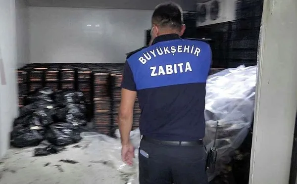 adanada-38-ton-920-kilo-kokmus-kacak-et-ele-gecirildi-1597744483861.jpeg Son dakika: Adana'da, piyasaya sürülmek üzere hazır bulunan 38 ton 920 kilo kokmuş kaçak et ele geçirildi-2