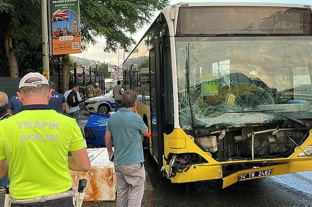 Üsküdar'da İETT kazası: Elektrik panosu ve aydınlatma direğine çarptı!