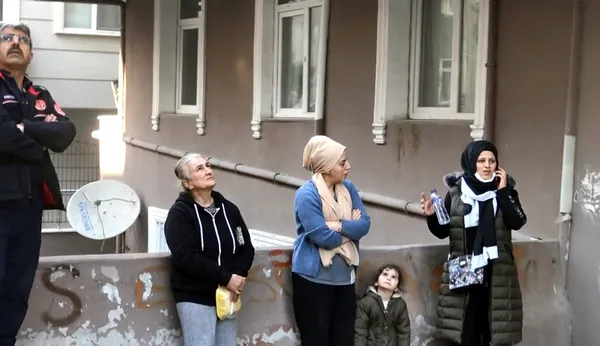 istanbulda-panik-anlari-iki-kardesi-anneleri-uyandiramadi-itfaiye-devreye-girdi-kapi-acilinca-rahat-nefes-alin-1650869147078.jpg İstanbul'da panik anları! İki kardeşi anneleri uyandıramadı itfaiye devreye girdi: Kapı açılınca rahat nefes alındı-2