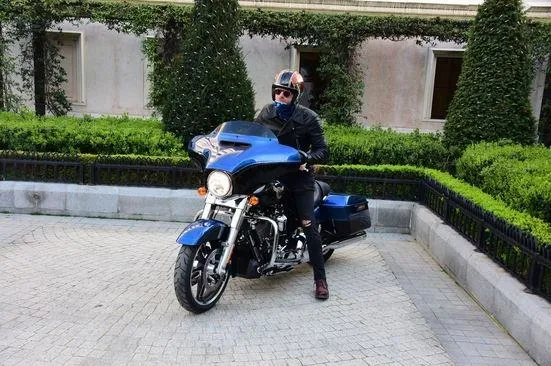 Kıvanç Tatlıtuğ, garajına bir parça daha ekledi: BMW marka motorun değeri 350 bin TL-9