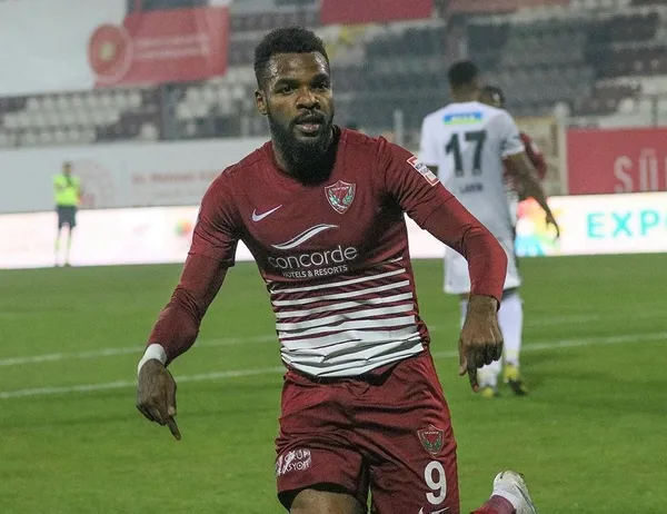 Fenerbahçe ve Galatasaray’ın yeni savaşı: Boupendza!