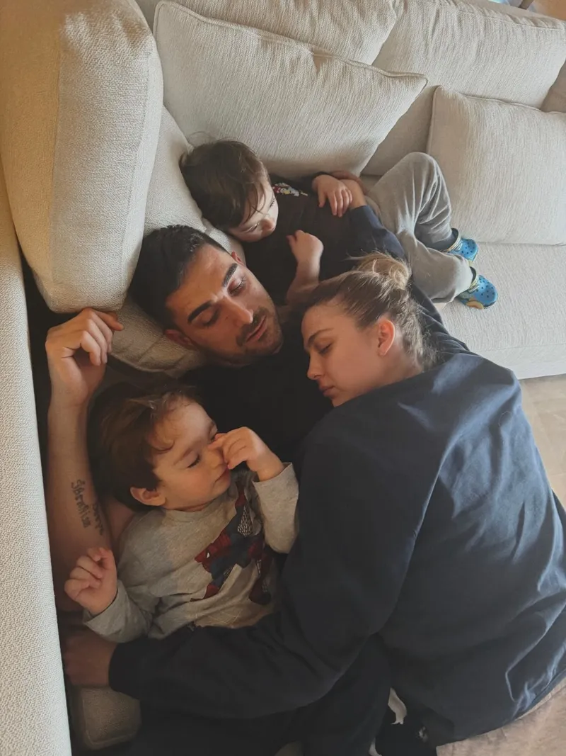 yasemin-sefkatli-ve-oglu-merdivenden-dustu-ambulansla-hastaneye-kaldirildi-1776502308358.jpg Görünmez kaza geliyorum demedi: Yasemin Şefkatli kucağında bebeğiyle merdivenden yuvarlandı! Ambulansla hastaneye kaldırıldılar-5