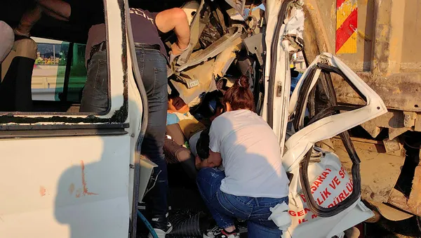 Son dakika: Bursa'da sporcuları taşıyan minibüs kamyona çarptı: 1 ölü 16 yaralı!-7