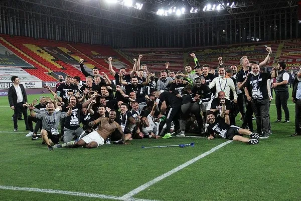 Beşiktaş'ta yine Sergen Yalçın’la şampiyonluk geldi! Efsane bir kez daha iş başında-4