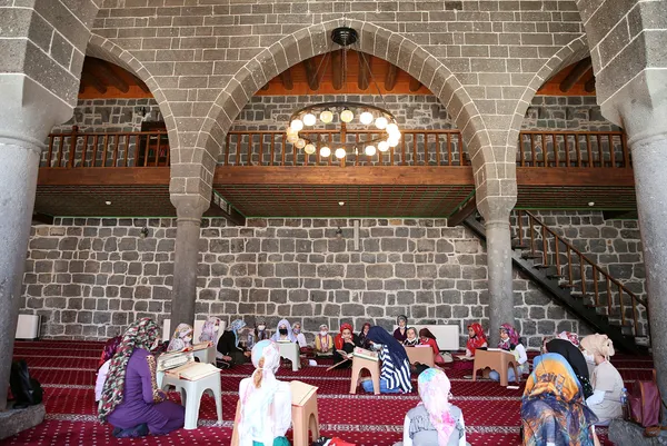 guneydogudaki-camilerdecocuksesi-yankilaniyor-ogrenci-sayisinin-bu-yil-100-bine-ulasmasini-temenni-ediyoruz-1625501153530.jpg Güneydoğu'daki camilerde çocuk sesi yankılanıyor: Öğrenci sayısının bu yıl 100 bine ulaşmasını temenni ediyoruz-4