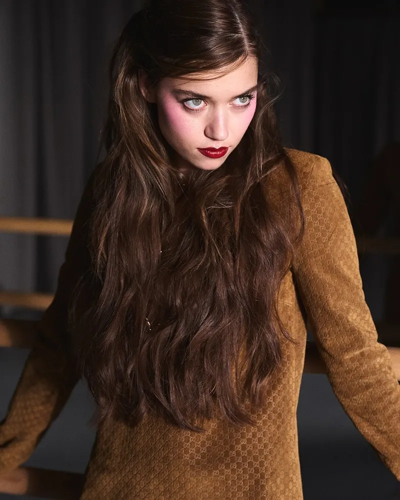 abinin-yildizi-afra-saracoglu-moda-haftasina-damga-vurmaya-gitti-ilk-kare-mest-etti-1772877940228.jpg A.B.İ’nin yıldızı Afra Saraçoğlu Moda Haftası’na damga vurmaya gitti: İlk kare mest etti!-4