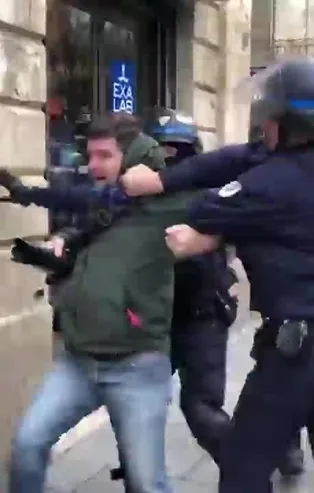 İşte Fransa'da basın özgürlüğü! Fransız polisi gazeteciye saldırdı