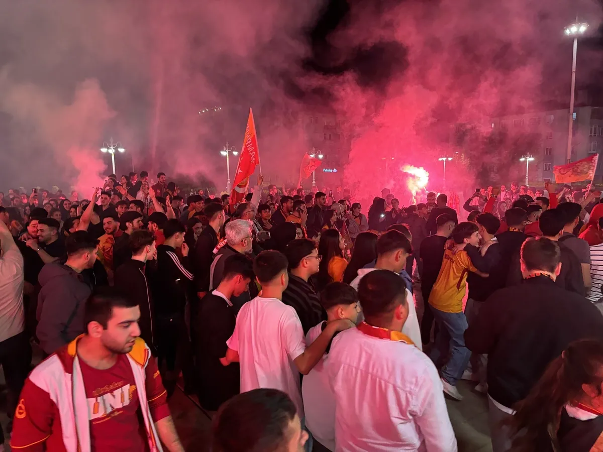 turkiye-sari-kirmizi-istanbuldan-erzuruma-yurdun-dort-bir-yaninda-sampiyonluk-kutlamalari-1778357364644.jpeg Türkiye sarı-kırmızı! İstanbul'dan Erzurum'a yurdun dört bir yanında şampiyonluk kutlamaları-12
