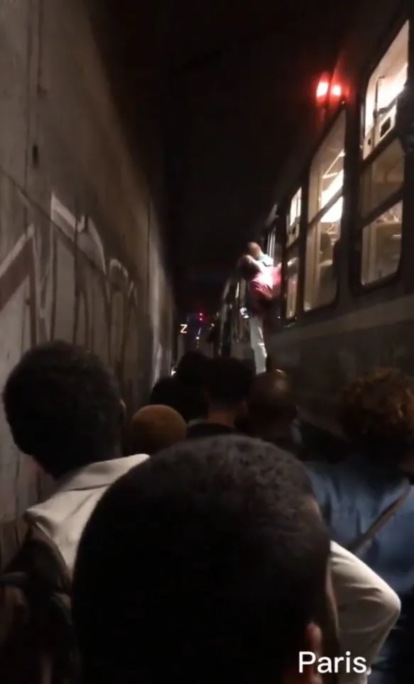 pariste-ulasim-cilesi-sicakliklar-rekor-kirarken-tiklim-tiklim-yolculuk-1658148144175.jpg Paris'te ulaşım çilesi... Sıcaklıklar rekor kırarken tıklım tıklım yolculuk-3