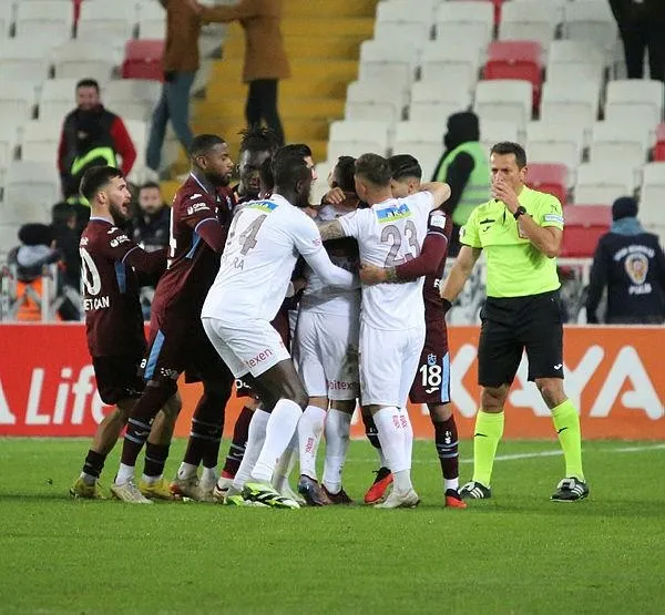 sivasspor-3-3-trabzonspor-mac-sonucu-1701112189306.jpeg Sivasspor 3-3 Trabzonspor | MAÇ SONUCU-2