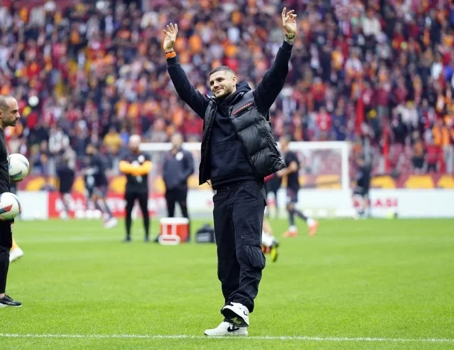 Uçak kiraladı Wanda’yı fırçaladı!