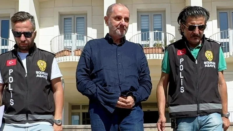 whatsapptaki-taciz-mesajlari-chpli-levent-arkan-is-vaadiyle-yaklasti-yanima-gel-mesajiyla-siniri-asti-1775505719061.jpeg WhatsApp'taki taciz mesajları: CHP'li Levent Arkan iş vaadiyle yaklaştı "yanıma gel" mesajıyla sınırı aştı | Tutuklandı-4