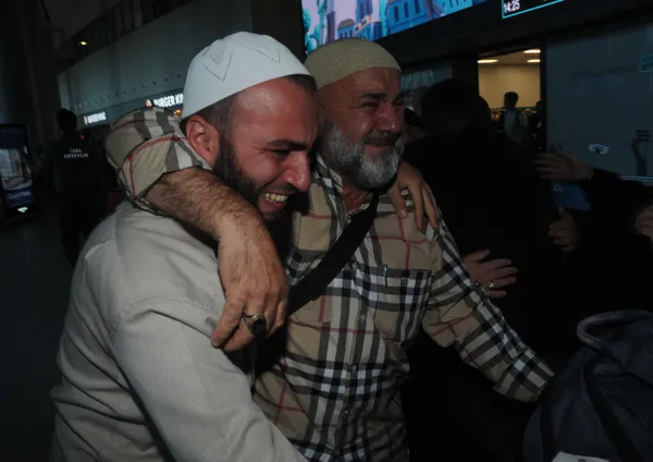yurda-donen-ilk-haci-kafilesi-istanbul-havalimaninda-gozyaslariyla-karsilandi-1657813462206.jpg Yurda dönen ilk hacı kafilesi İstanbul Havalimanı'nda gözyaşlarıyla karşılandı-4