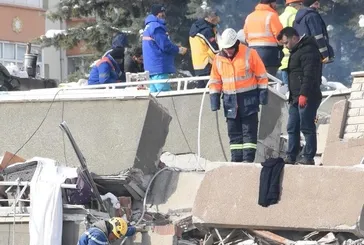 Gerçek lider! Yaralı ayağına rağmen tam noktayı gösterdi