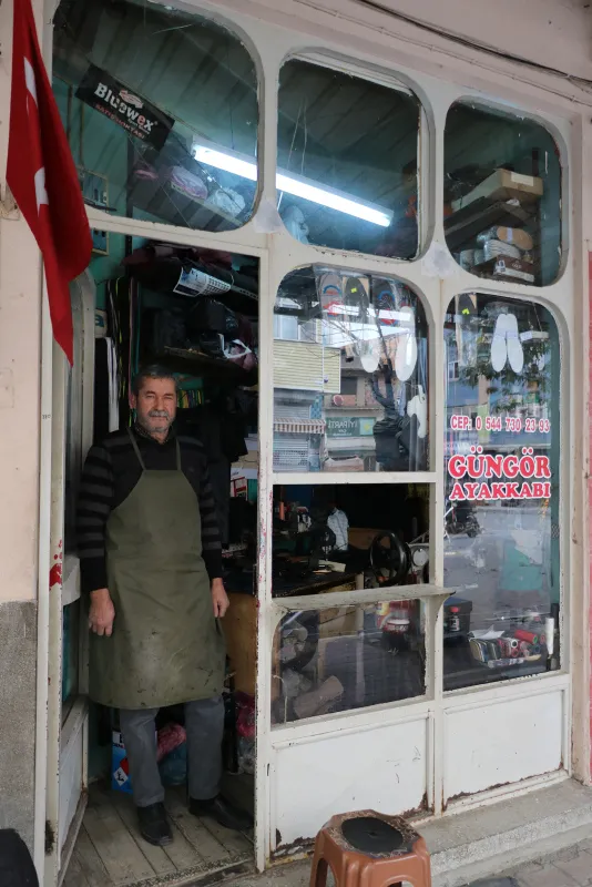 afyonkarahisarin-cay-ilcesinde-29-yildir-ayakkabi-tamiri-ve-kilif-imalati-yapan-husamettin-gungorun-15-metrekarelik-dukkanina-devlet-bile-sasirdi-1607672357961.jpg Afyonkarahisar'ın Çay ilçesinde 29 yıldır ayakkabı tamiri ve kılıf imalatı yapan Hüsamettin Güngör'ün 1,5 metrekarelik dükkanına devlet bile şaşırdı-2
