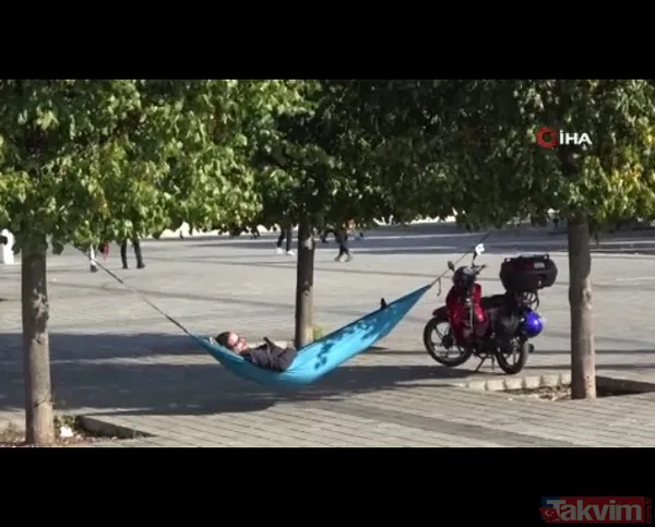 Taksim Meydanı'ndaki turistin rahatlığı kıskandırdı! Hamak kurup sefa sürdü - 5