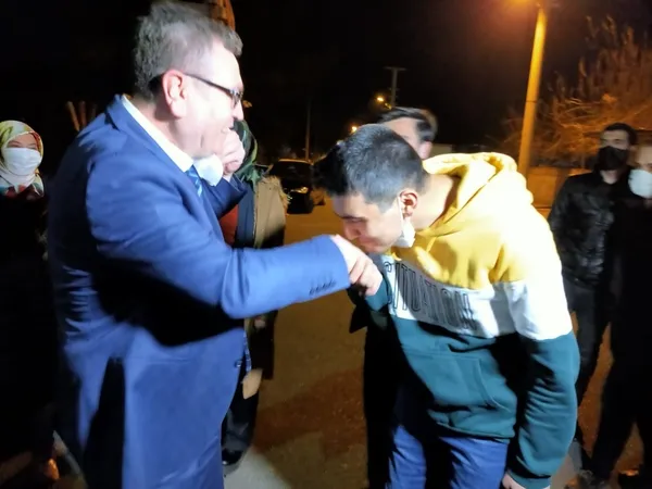 kizini-taciz-ve-tehdit-eden-adami-olduren-baba-kadir-isik-tahliye-edildi-allah-dogrunun-yar-ve-yardimcisi-olsun-1614371971064.jpg Kızını taciz ve tehdit eden adamı öldüren baba Kadir Işık tahliye edildi: Allah doğrunun yar ve yardımcısı olsun-7