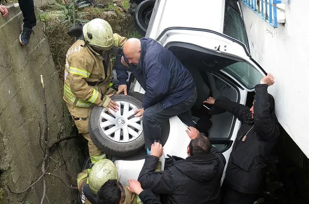 Üsküdar'da otomobil boşluğa düştü: 3 yaralı