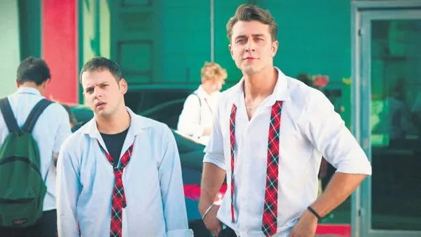 sevgilisiyle-goruntulenen-merve-bolugur-fast-food-zincirinden-hamburger-menu-yerken-goruntulendi-saklambac-hab-1661376462662.jpeg Merve Boluğur fast food zincirinden hamburger menü yerken görüntülendi |Saklambaç haberleri-12