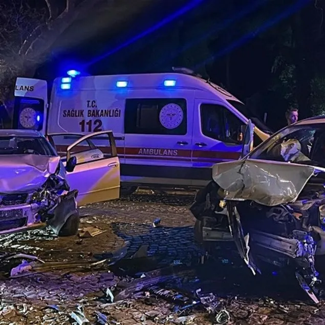 2 otomobil kafa kafaya çarpıştı!