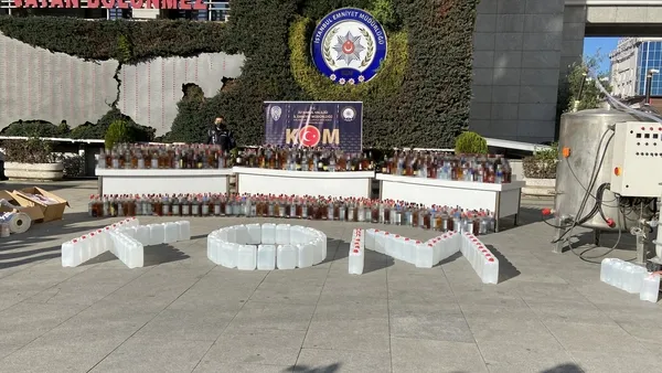 istanbulda-miladi-yilbasi-oncesi-hayati-operasyon-tonlarca-litre-sahte-icki-ele-gecirildi-1638446387845.jpg İstanbul'da Miladi yılbaşı öncesi hayati operasyon! Tonlarca litre sahte içki ele geçirildi-4