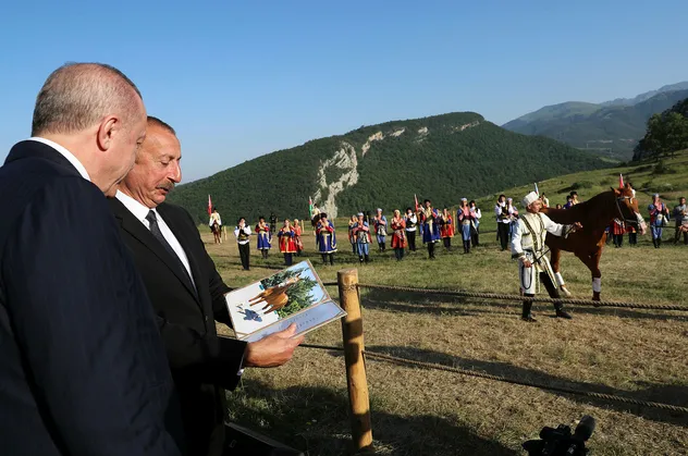 Başkan Erdoğan'ın Şuşa ziyaretine damga vuran an! Aliyev at hediye etti
