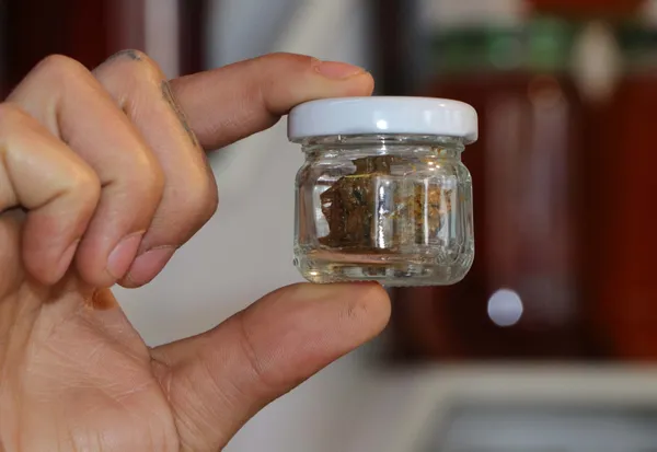 koronavirus-salgini-sonrasi-satislar-patladi-ne-kolonya-ne-maske-herkes-onun-pesinde-1584435412833.jpg Koronavirüs salgını sonrası satışlar patladı! Ne kolonya ne maske, herkes onun peşinde-2