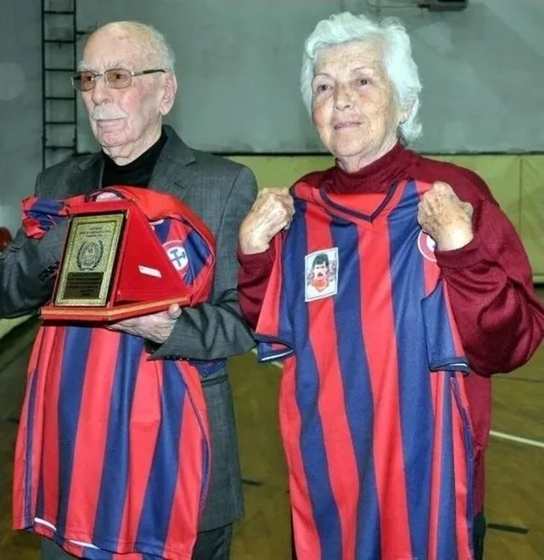 hayatini-kaybeden-samsunsporlu-milli-futbolcu-muzaffer-badalioglunun-annesine-komsu-soku-evi-uzerine-aldi-1622790296494.jpg