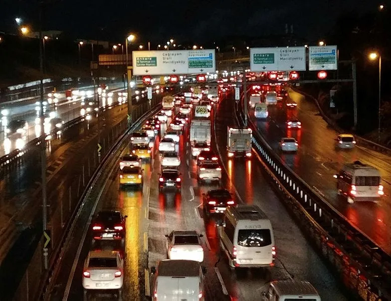 İstanbul’da sağanak sonrası trafik çilesi!