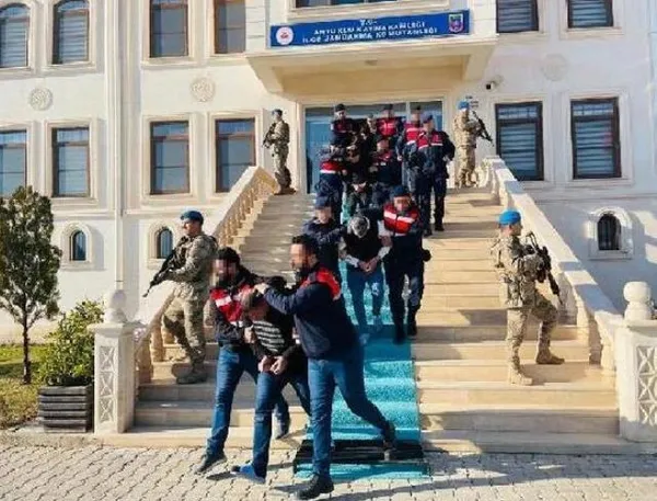 mardinde-cipteki-5-irakli-infaz-edilmisti-kan-akan-olayda-teror-suphesi-arabayi-durdurdu-icindekileri-oldurdu-1690484253089.jpeg Mardin'de cipteki 5 Iraklı infaz edilmişti! Kan akan olayda terör şüphesi: 'Arabayı durdurdu, içindekileri öldürdü'-7