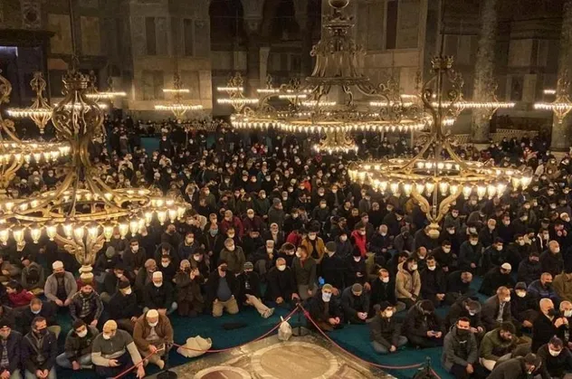 Yılın ilk sabah namazında Ayasofya Camii doldu taştı! Cemaat cami içine sığmadı
