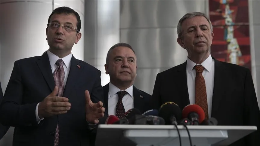 chpde-yavas-saflasmasi-kilicdaroglu-arinma-dedi-mansur-yavas-ozelin-yaninda-cikti-1780151042125.jpeg Kılıçdaroğlu arınma dedi Mansur Yavaş Özel’in yanında saf tuttu-10