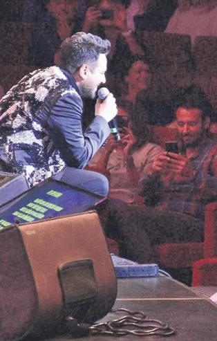 Emre Altuğ'dan en özel konser... Çağla Şıkel ile oğulları Kuzey ve Uzay...