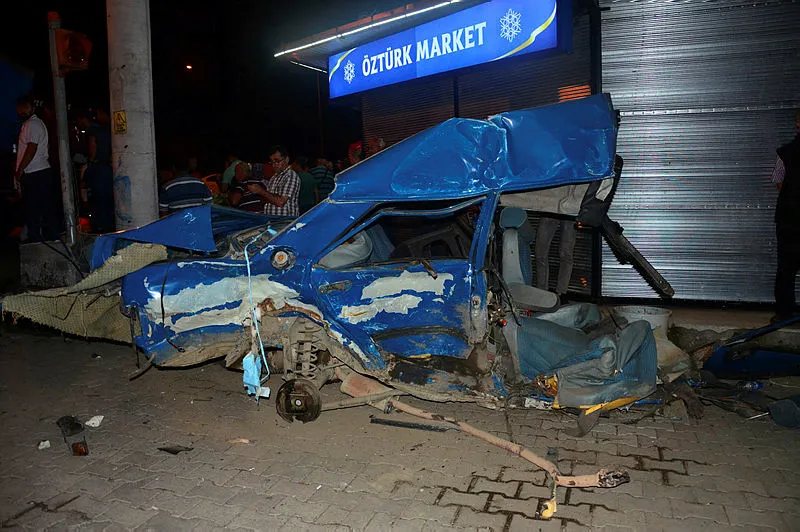 Samsun'da korkunç kaza! Araç ikiye bölündü - 4