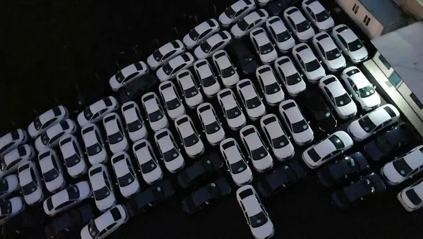 Arnavutköy'de firmanın otoparkında bekleyen sıfır araçlar dikkat çekti-4