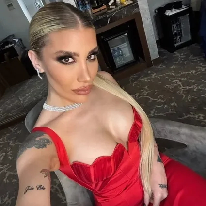 İrem Derici nişanlısı Melih Kunukçu’yu sildi: İrem kendine döndü, 2026’nın içinden geçecek