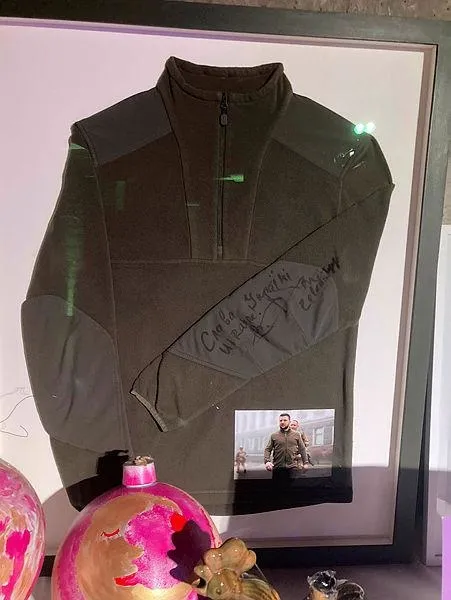 ukrayna-devlet-baskani-vladimir-zelenskiynin-polari-ingilterede-90-bin-sterline-satildi-1651949631657.jpeg Ukrayna Devlet Başkanı Vladimir Zelenskiy'nin poları İngiltere'de 90 bin sterline satıldı-4