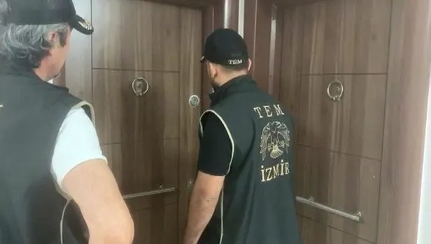 İzmir'de FETÖ'nün hücre evlerine baskın: 21 kişi yakalandı