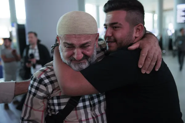 yurda-donen-ilk-haci-kafilesi-istanbul-havalimaninda-gozyaslariyla-karsilandi-1657813459184.jpg Yurda dönen ilk hacı kafilesi İstanbul Havalimanı'nda gözyaşlarıyla karşılandı-6