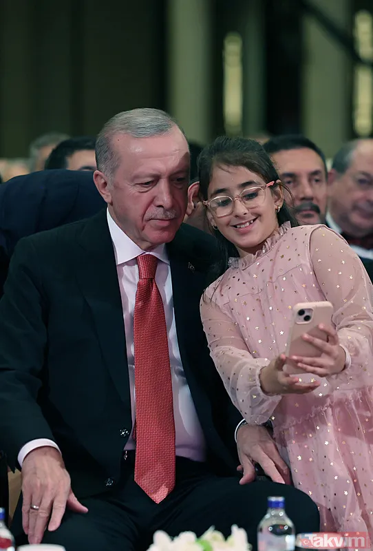 Başkan Erdoğan, 29 Ekim Özel Programı'na katıldı! Erdoğan yanına gelen küçük kız çocuğu ile fotoğraf çektirdi - 11
