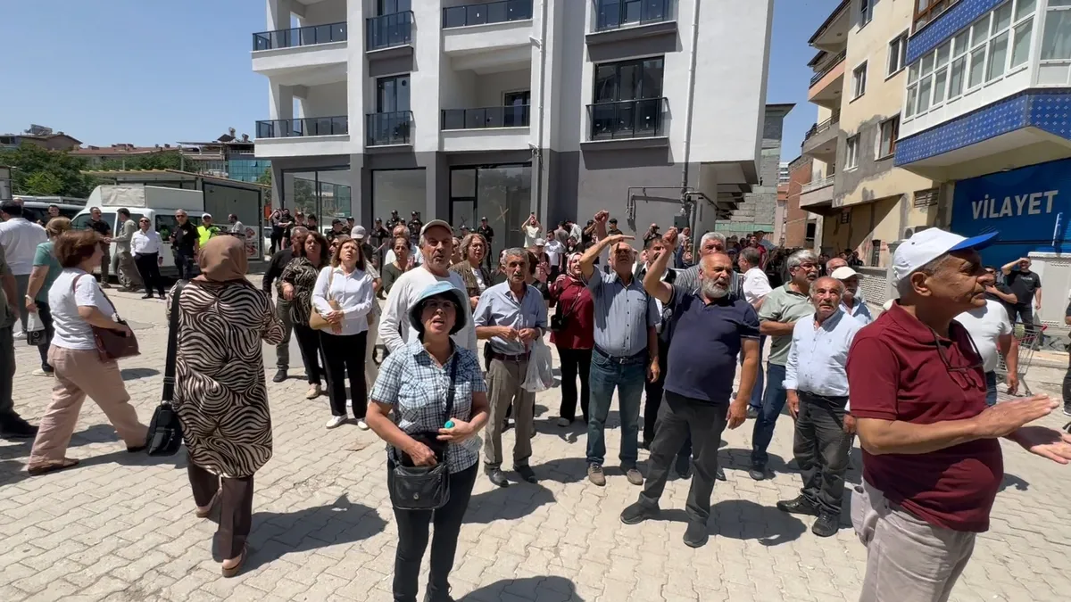 chpde-afis-krizi-kilicdaroglu-fotografina-hain-yazisi-astilar-1782320905163.jpeg CHP'de afiş krizi: Kılıçdaroğlu fotoğrafına hain yazısı astılar-6