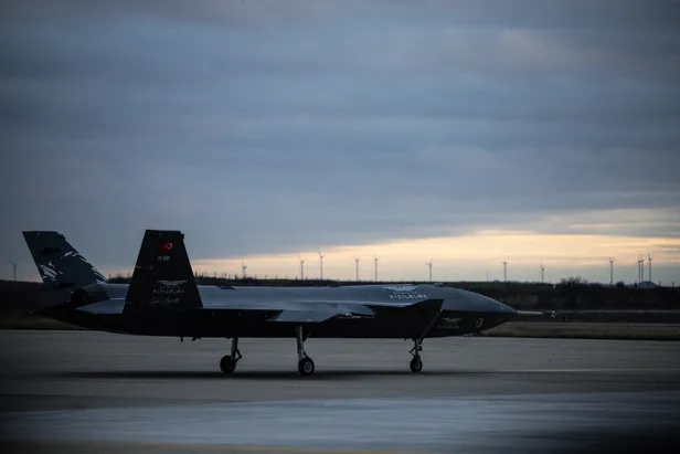 turkiyenin-ilk-insansiz-savas-ucagi-bayraktar-kizilelmayi-abd-yakindan-izliyor-1671136435887.jpg Türkiye'nin ilk insansız savaş uçağı Bayraktar Kızılelma'yı, ABD yakından izliyor-6