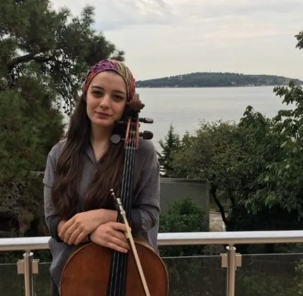 savcilik-10-aydir-tacizcinin-pesinde-genc-kiz-yasadigi-dehseti-sosyal-medyadan-anlatti-1659678214407.jpg Tacizci şef 10 aydır ortada yok! Yurt dışına mı kaçtı?-2