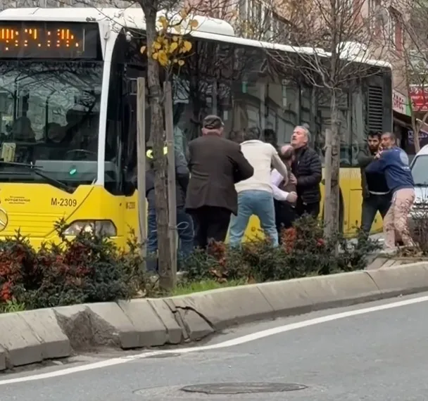 biri-yolcu-indirip-dovdu-digeri-camdan-atlayip-kavgaya-girdi-iett-terorunde-son-durak-uskudar-magandalik-anlar-1768378722982.jpeg Biri yolcu indirip dövdü diğeri camdan atlayıp kavgaya girdi! İETT teröründe son durak Üsküdar: Magandalık anları kamerada-2