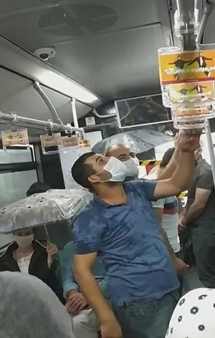 İstanbul sonunda bunu da gördü! Metrobüs içinde tavandan akan sudan şemsiyeyle korundular