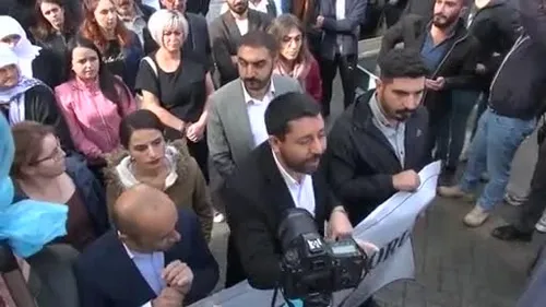 HDP’li vekillerden darp tiyatrosu: Kendilerini yere atıp paylaşım yaptılar!