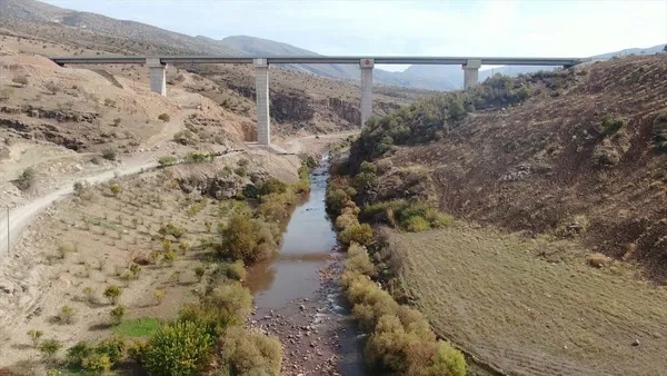 siirt-ile-sirnaki-birbirine-baglayacak-tarih-belli-oldu-zarova-koprusu-hizmete-aciliyor-1638447095109.jpg Siirt ile Şırnak'ı birbirine bağlayacak! Tarih belli oldu! Zarova Köprüsü hizmete açılıyor...-8