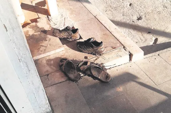 osmaniyede-baba-ile-oglu-hastane-kirlenmesin-diye-camurlu-ayakkabilarini-cikarip-iceri-girdi-1667266145310.jpg Osmaniye'de baba ile oğlu, 'hastane kirlenmesin' diye çamurlu ayakkabılarını çıkarıp içeri girdi-2