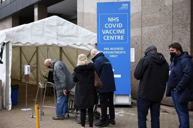 avrupada-yaslilar-asi-merkezlerinde-kuyruk-olustururken-turkiyede-90-yas-ve-uzeri-vatdanslar-icin-evde-asilama-basladi-1611085140432.jpeg Avrupa'da yaşlılar aşı merkezlerinde kuyruk oluştururken Türkiye'de 90 yaş ve üzeri vatandaşlar için evde aşılama başladı-6